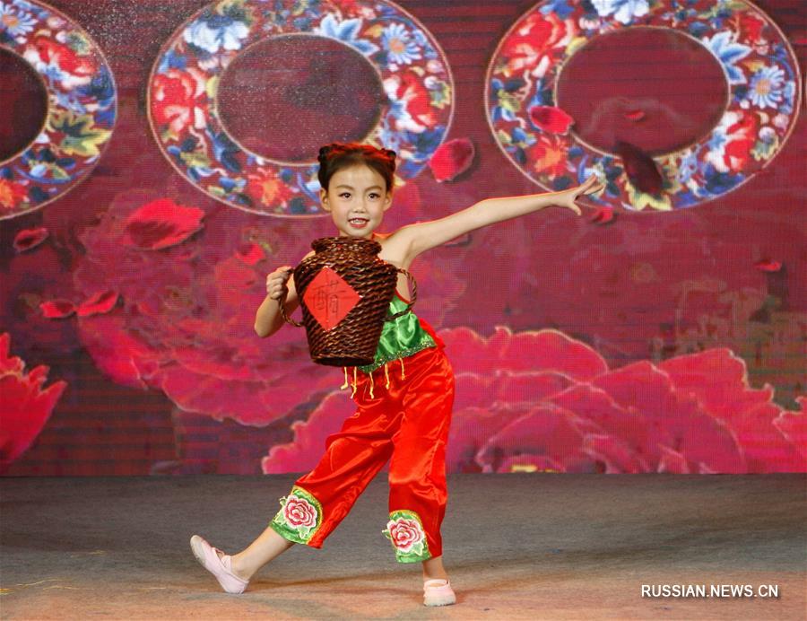 Детский новогодний концерт по случаю наступления Года Собаки-2018 прошел в Пекине