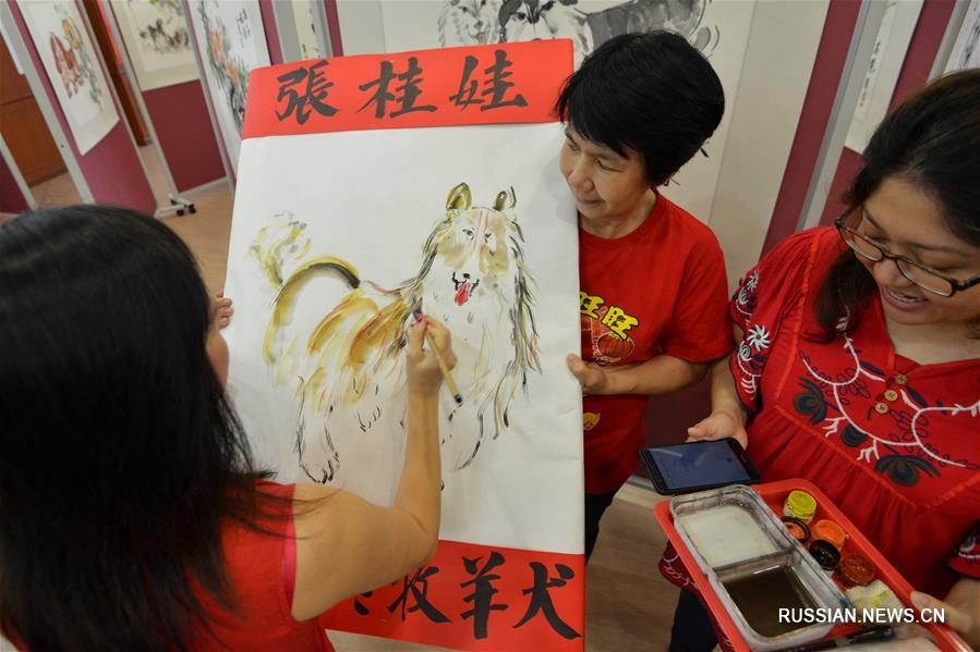 Выставку рисунков собаки проводит землячество провинции Фуцзянь в малазийском городе Келанг