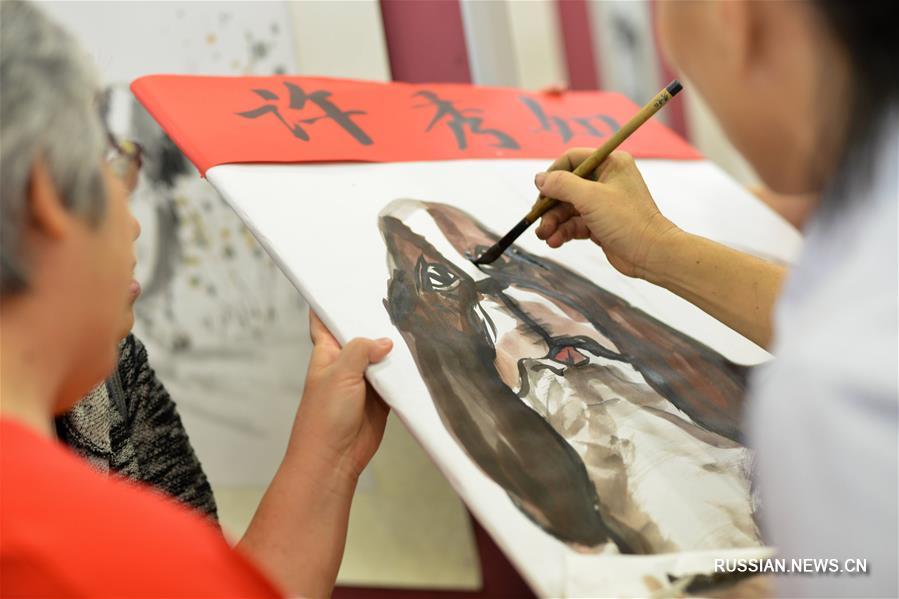 Выставку рисунков собаки проводит землячество провинции Фуцзянь в малазийском городе Келанг