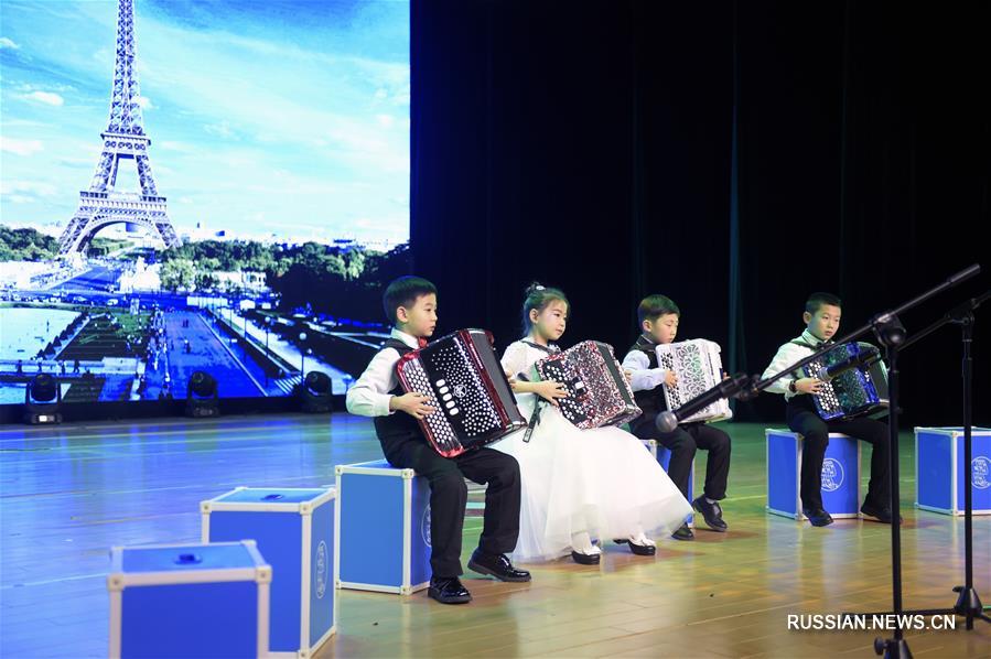 Отчетный концерт юных аккордеонистов в одном из детско-юношеских центров Пекина