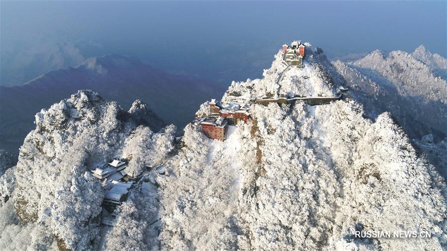 Заснеженные горы Уданшань