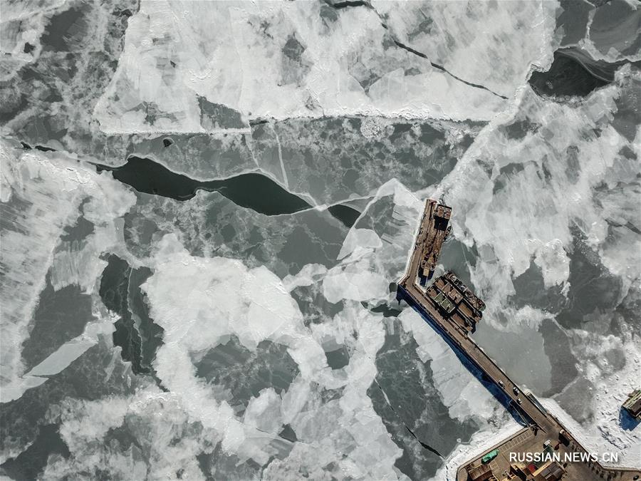 Лед продолжает сковывать Ляодунский залив