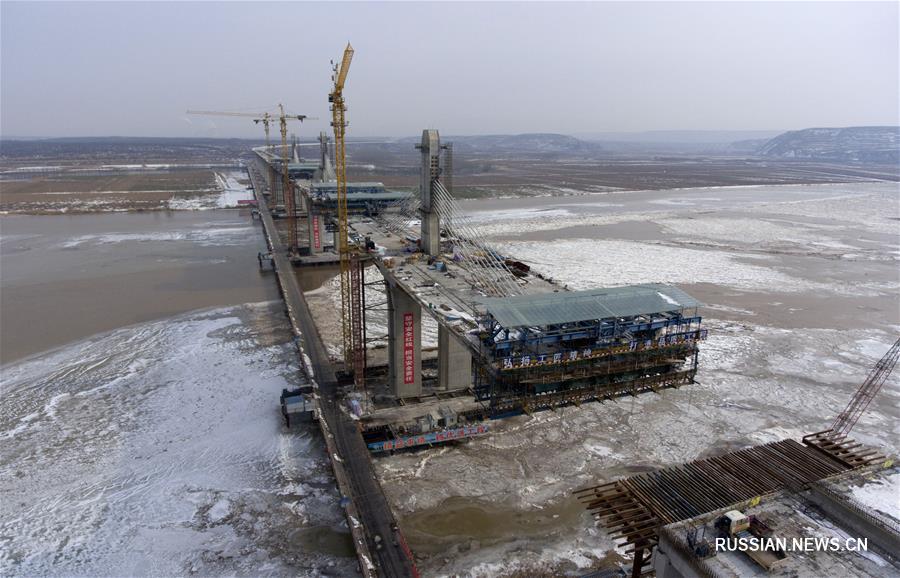 Через реку Хуанхэ в провинции Хэнань строят крупный автодорожный мост