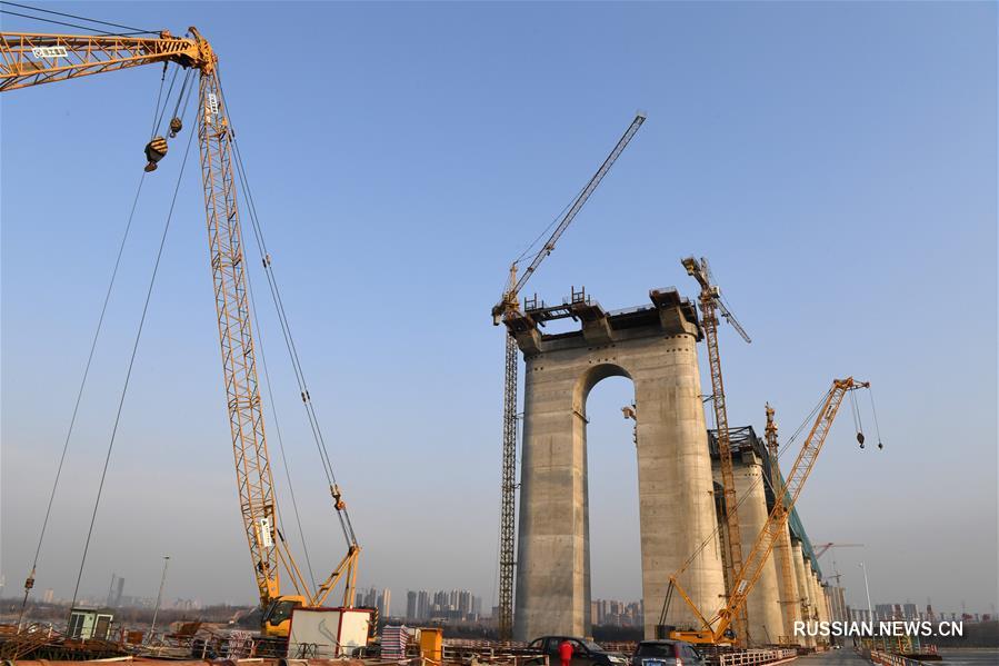 Активно идет строительство комбинированного мегамоста через реку Хуанхэ