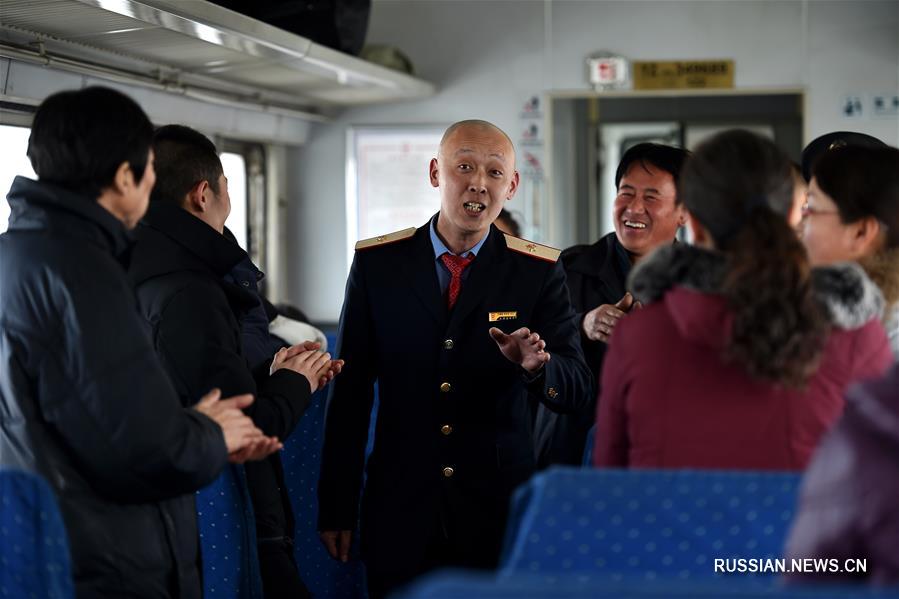 Поезд ближнего следования в горном районе Люйляншань