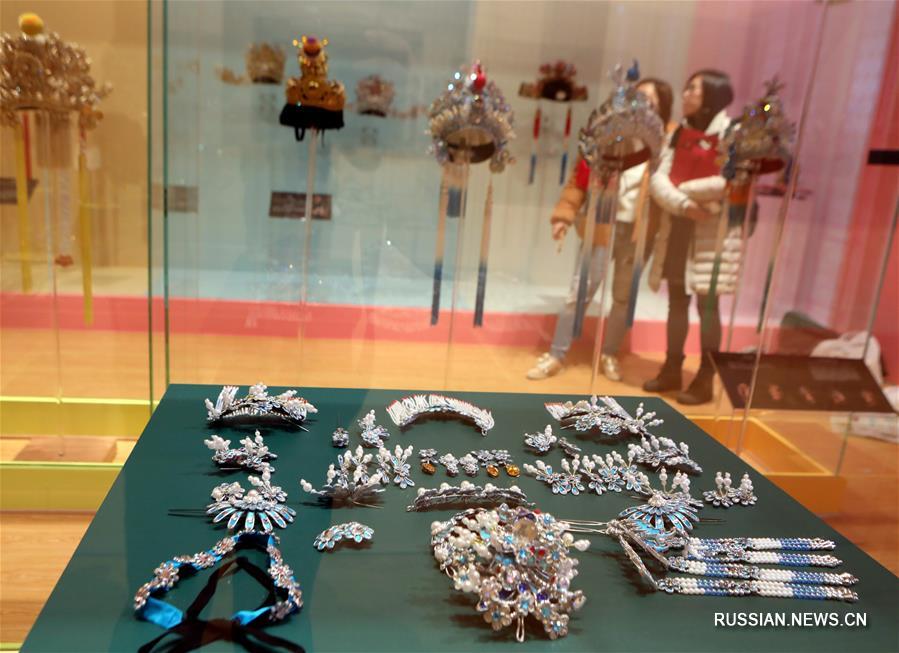 В Сянгане открывается выставка головных уборов и украшений, созданных мастером Чэнь Гоюанем