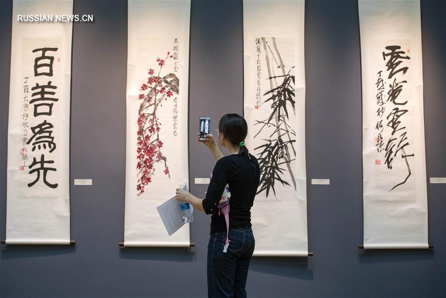 В Алматы открылась выставка китайской художницы Чжан Биань