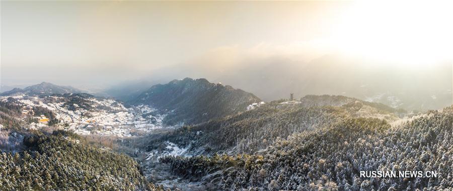 Гора Цзюхуашань под снегом