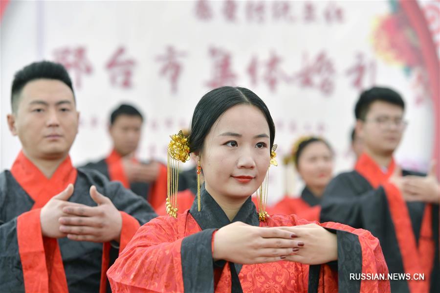 В провинции Хэбэй прошла коллективная свадьба в традиционном стиле