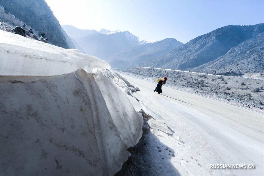 Рисунок песком на льду замерзшей реки в провинции Цинхай
