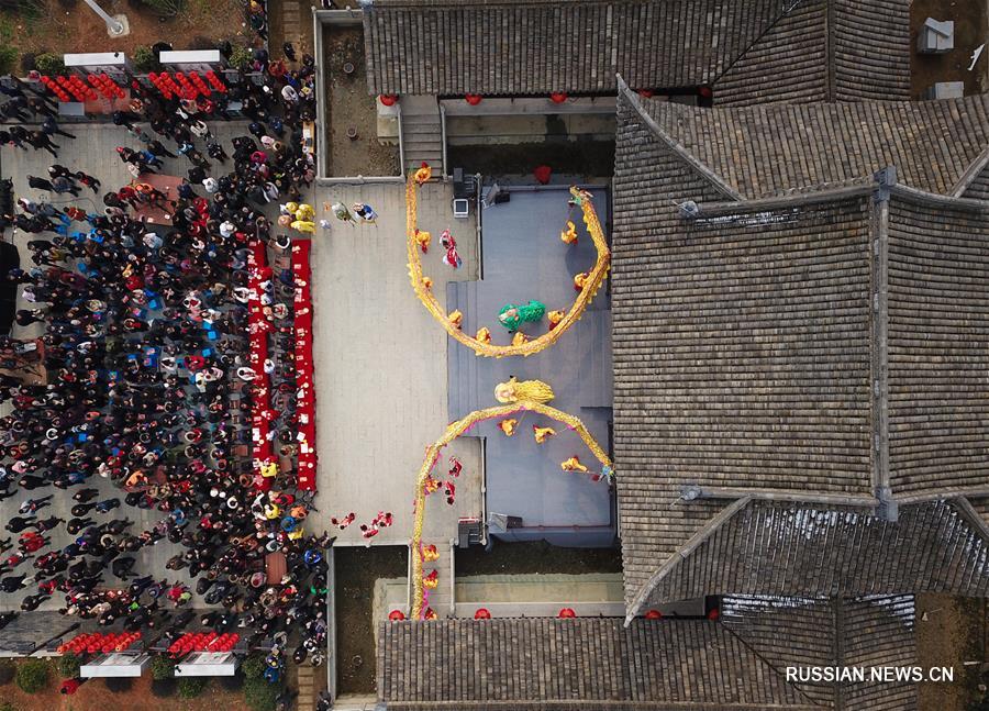 Фестиваль по случаю праздника Весны в деревне Дунван провинции Чжэцзян