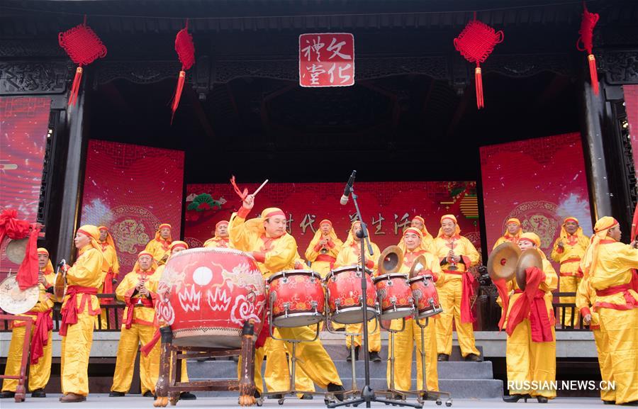 Фестиваль по случаю праздника Весны в деревне Дунван провинции Чжэцзян