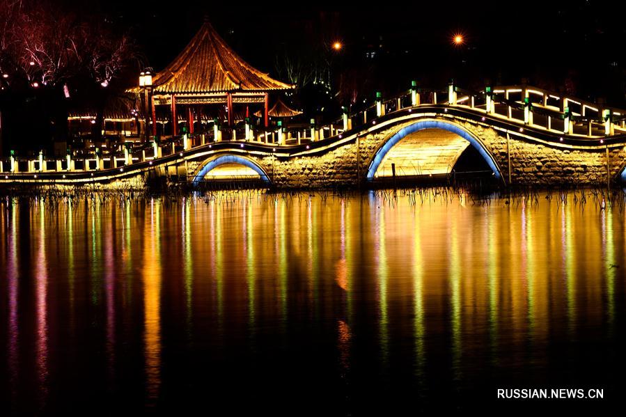 Красочный ночной вид парка вокруг озера Даминху в городе Цзинань 