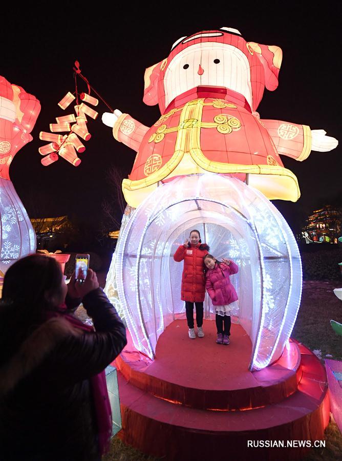 В сианьском парке Датан Фужунъюань открылась новогодняя выставка фонарей