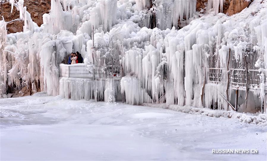 Ледяные водопады парка Цзюлунся в первый день "начала весны"