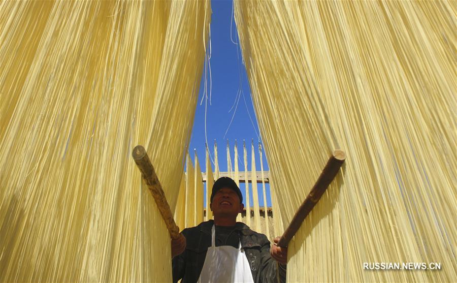 Производство традиционной трубчатой лапши на праздники в деревне Сиго