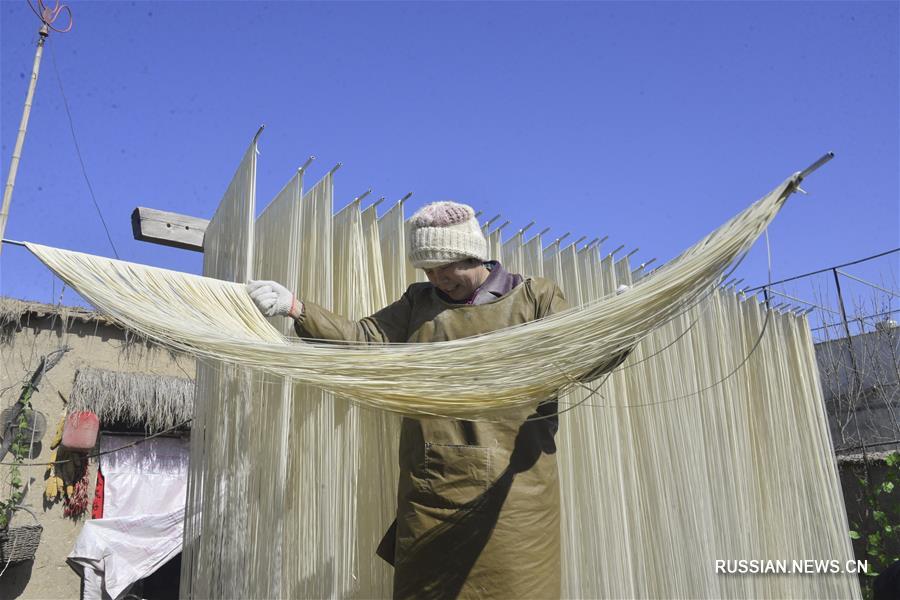 Производство традиционной трубчатой лапши на праздники в деревне Сиго