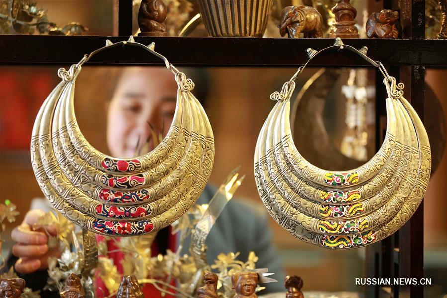 Серебряные украшения с особым дизайном из Цяньдуннань-Мяо-Дунского автономного округа