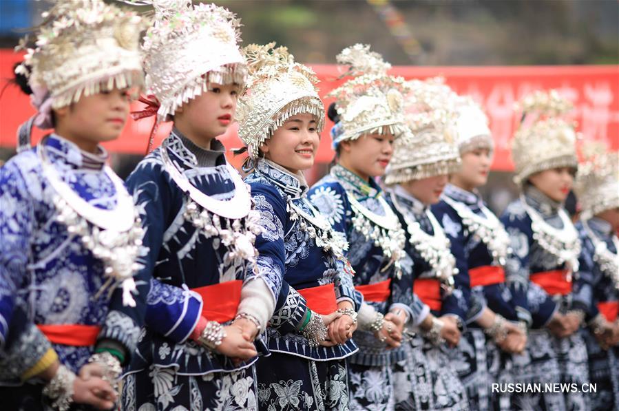 Девушки народности мяо на фестивале лушэна в деревне Фаньян