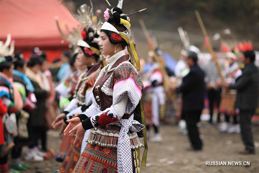 Девушки народности мяо на фестивале лушэна в деревне Фаньян