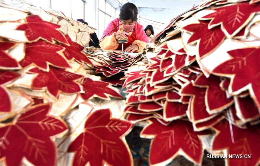 В уезде Июань создано около 20 предприятий, на которых работают более 6000 деревенских домохозяек