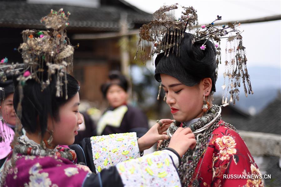 Представители народности дун на юго-западе Китая встречают приближающийся Праздник  Весны традиционными танцами