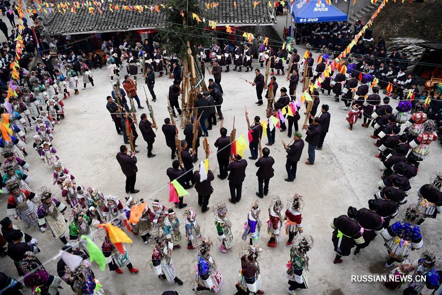 Представители народности дун на юго-западе Китая встречают приближающийся Праздник  Весны традиционными танцами