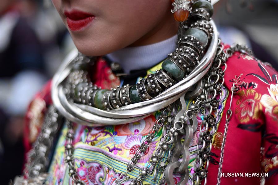 Представители народности дун на юго-западе Китая встречают приближающийся Праздник  Весны традиционными танцами