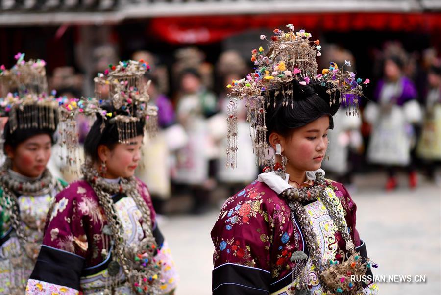 Представители народности дун на юго-западе Китая встречают приближающийся Праздник  Весны традиционными танцами