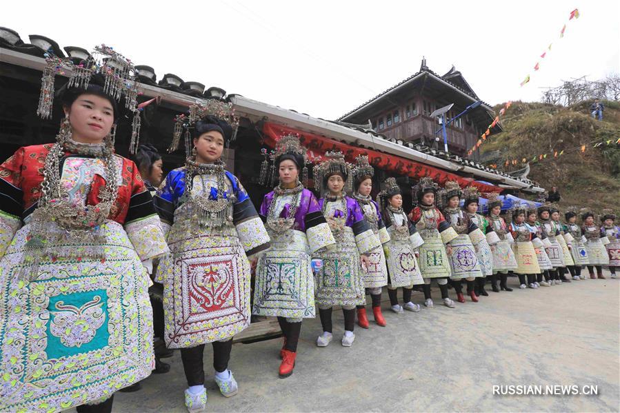 Представители народности дун на юго-западе Китая встречают приближающийся Праздник  Весны традиционными танцами