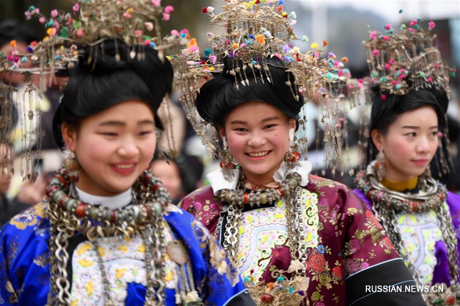 Представители народности дун на юго-западе Китая встречают приближающийся Праздник  Весны традиционными танцами