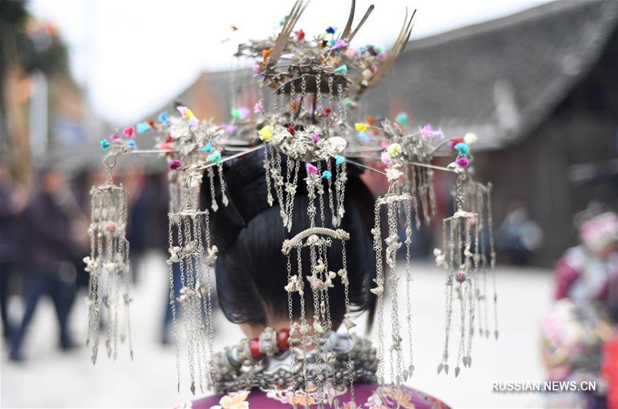 Представители народности дун на юго-западе Китая встречают приближающийся Праздник  Весны традиционными танцами