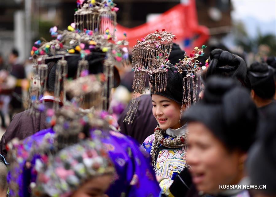 Представители народности дун на юго-западе Китая встречают приближающийся Праздник  Весны традиционными танцами