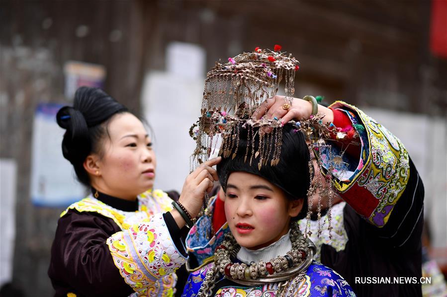 Представители народности дун на юго-западе Китая встречают приближающийся Праздник  Весны традиционными танцами