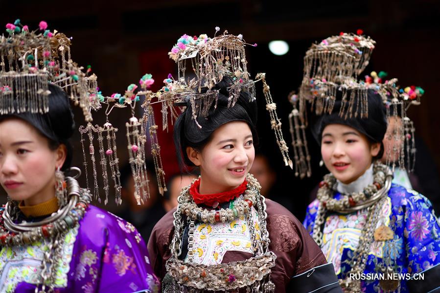 Представители народности дун на юго-западе Китая встречают приближающийся Праздник  Весны традиционными танцами