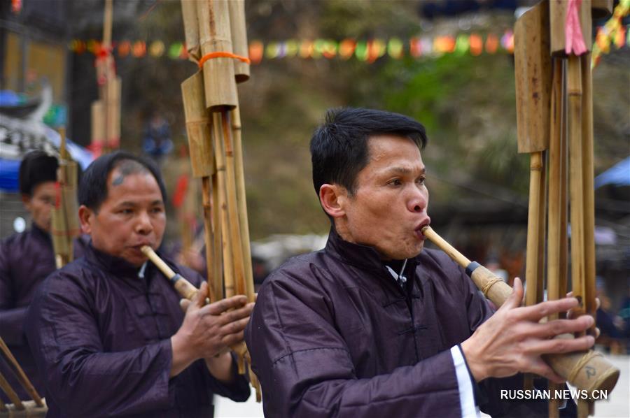 Представители народности дун на юго-западе Китая встречают приближающийся Праздник  Весны традиционными танцами