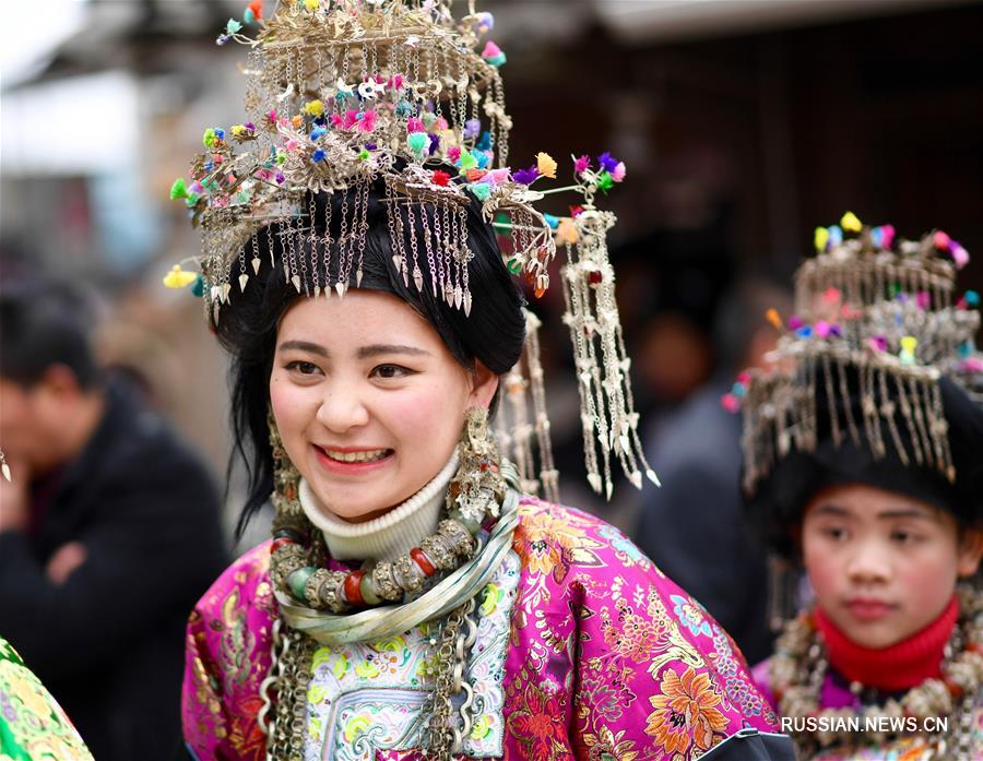 Представители народности дун на юго-западе Китая встречают приближающийся Праздник  Весны традиционными танцами