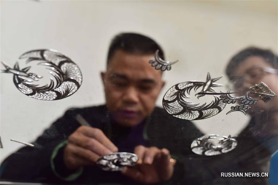 Изготовление традиционных серебряных украшений народности мяо