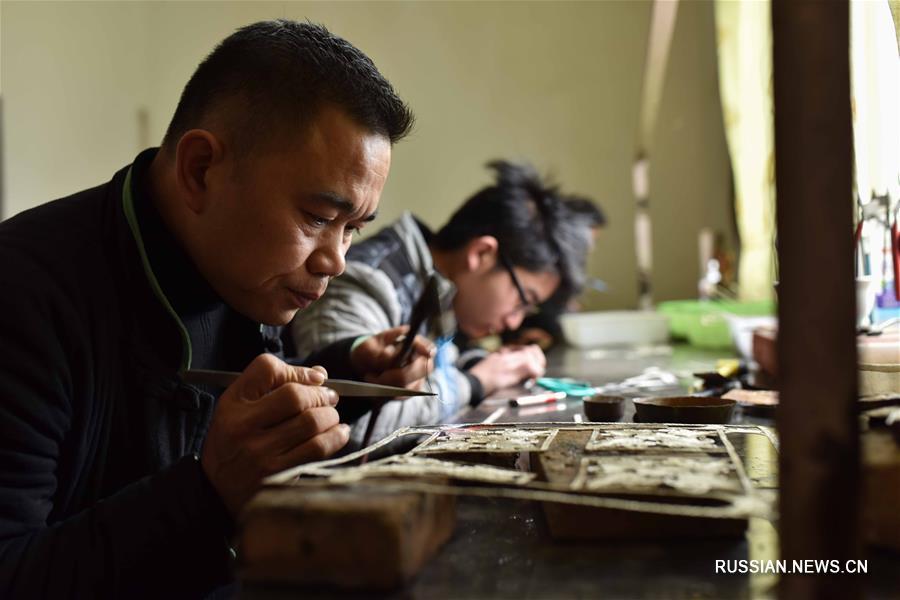 Изготовление традиционных серебряных украшений народности мяо