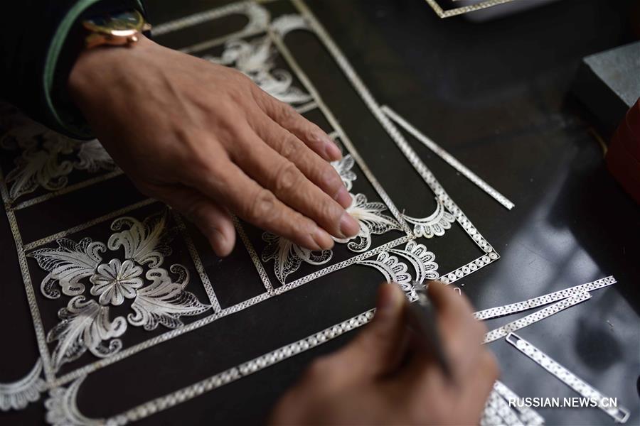 Изготовление традиционных серебряных украшений народности мяо