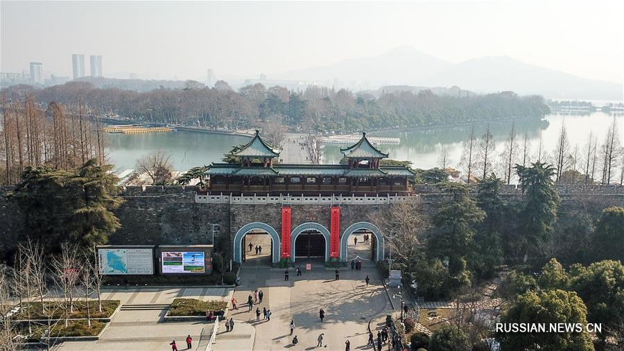 Над воротами нанкинской городской стены вывесили новогодние парные надписи