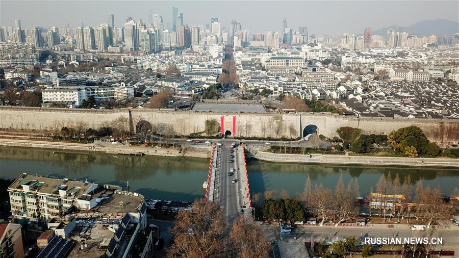 Над воротами нанкинской городской стены вывесили новогодние парные надписи