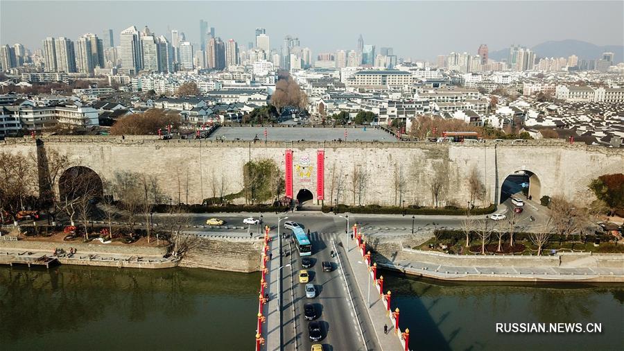 Над воротами нанкинской городской стены вывесили новогодние парные надписи