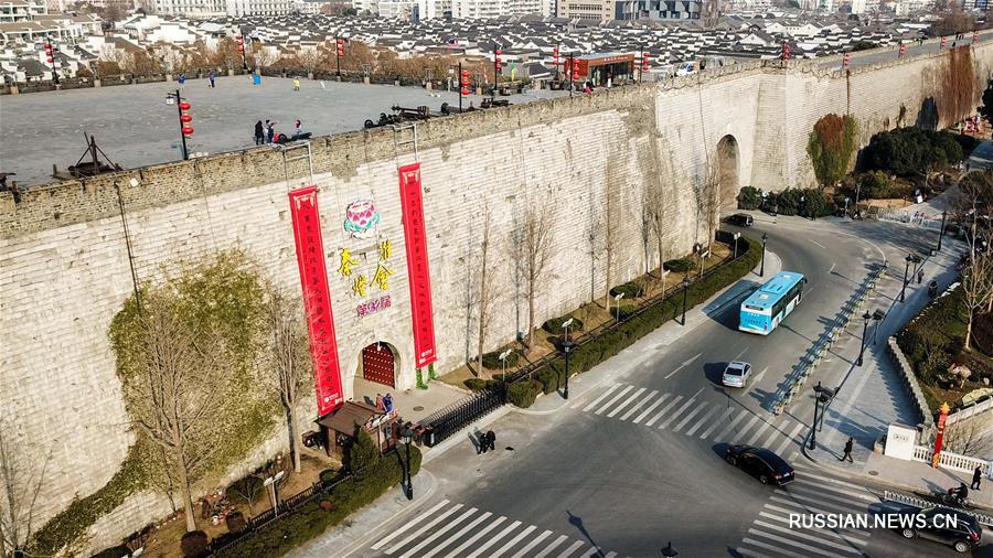 Над воротами нанкинской городской стены вывесили новогодние парные надписи