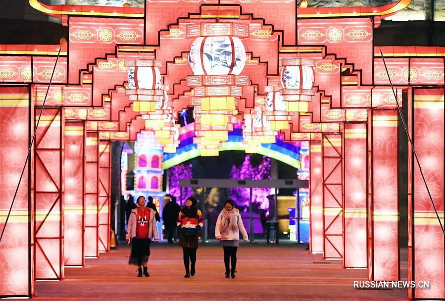 В парке города Лючжоу открылся новогодний фестиваль иллюминации
