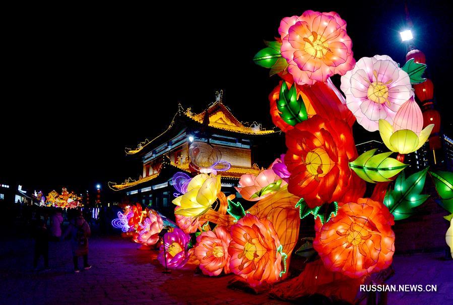 Фестиваль фонарей на древней городской стене Сианя 