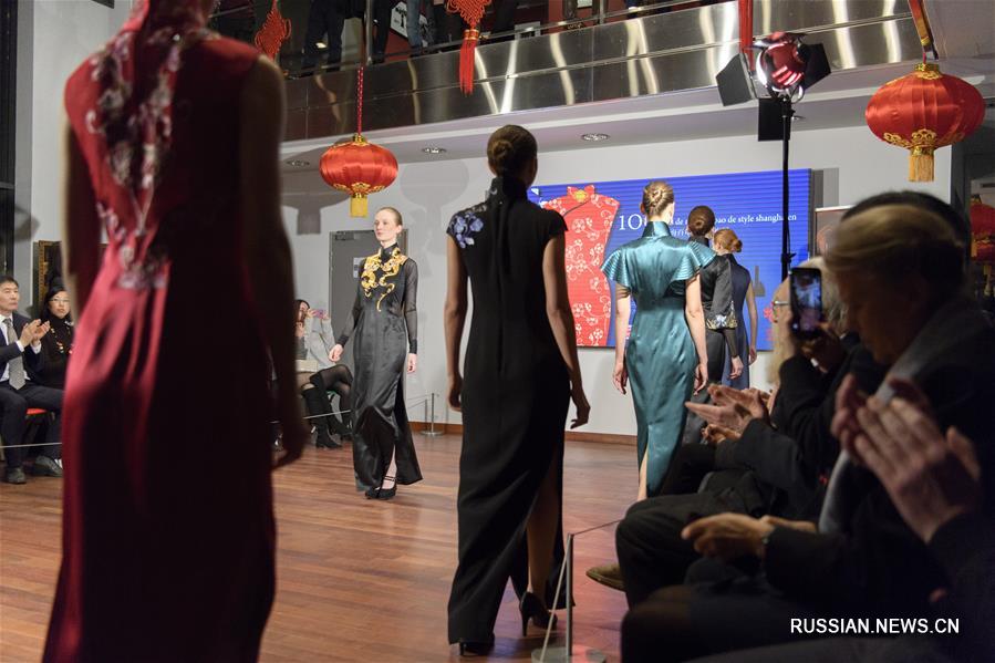 В Париже открылась выставка "Столетие шанхайского ципао"