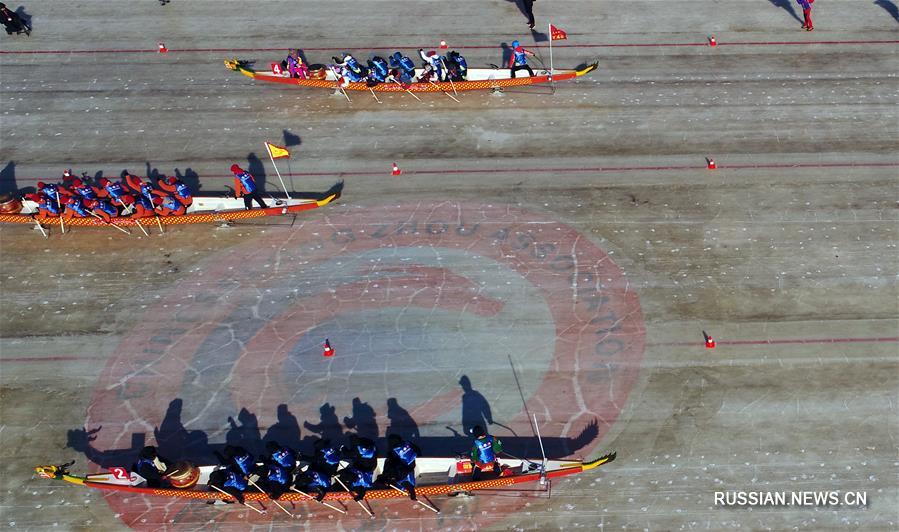 Открытые соревнования по гребле на драконовых челнах на льду стартовали в пров. Цзилинь