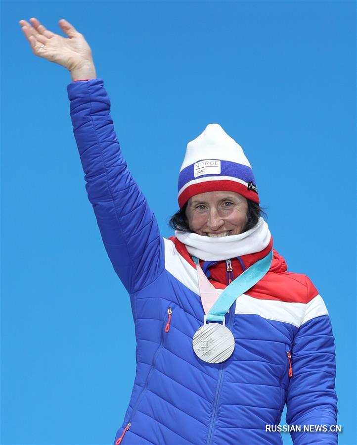 Церемония награждения призеров женского скиатлона на ОИ-2018