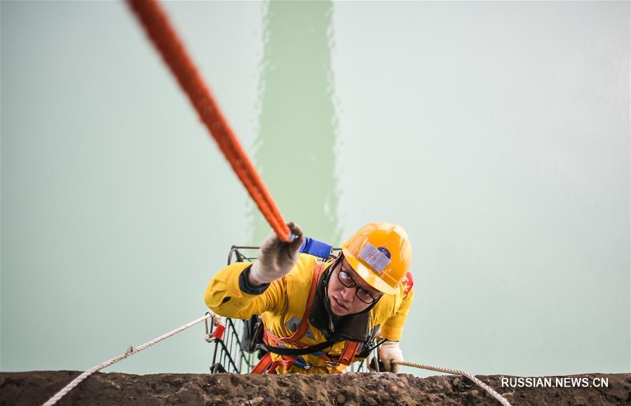 Техобслуживание железнодорожного моста в провинции Сычуань